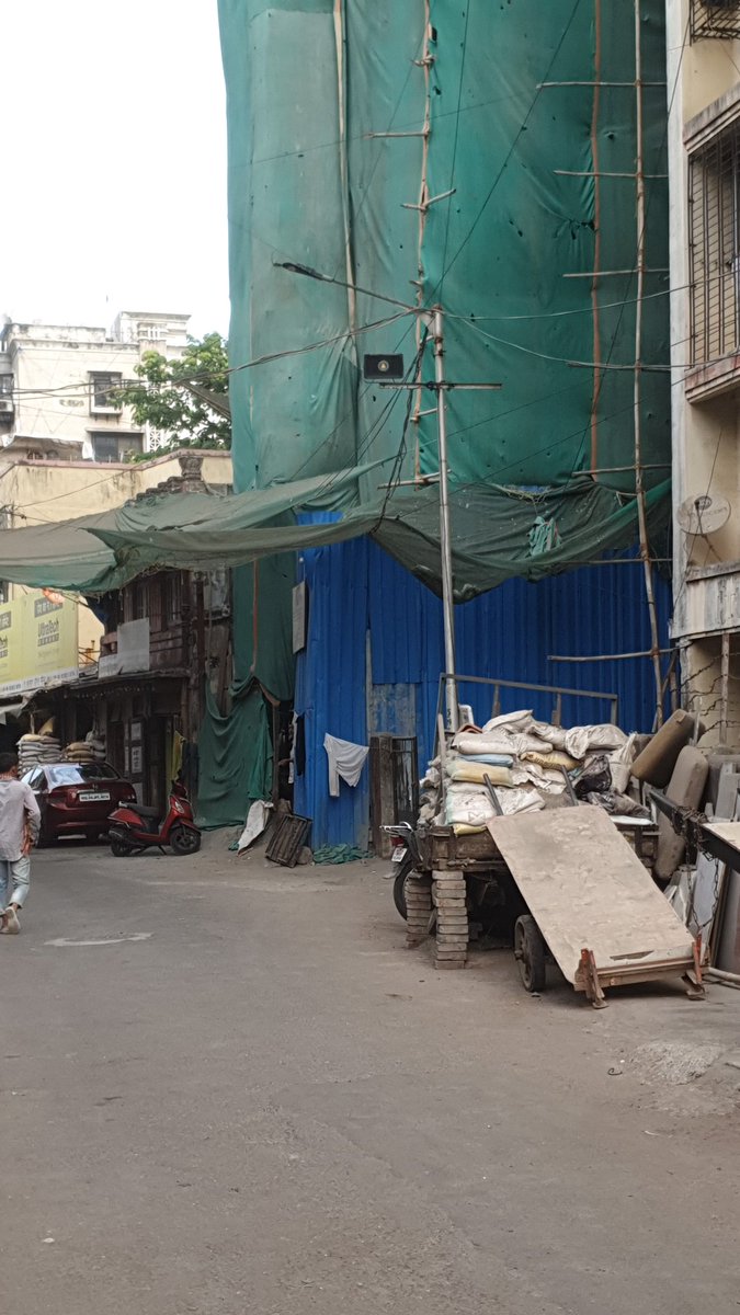 mahimresidents's tweet photo. 3 extra arms of LED lights fixed on 3 Street Light Lamps near Kapad Bazar beat chowky &amp; near Joshi Budhakaka Mahim Halwawala lane by @myBESTElectric electricity dept under supervision of Mahim Residents group &amp; Mahim residents forum. 
#teamworkmakesthedreamwork #cleanmahim https://t.co/jSaQ3USklm