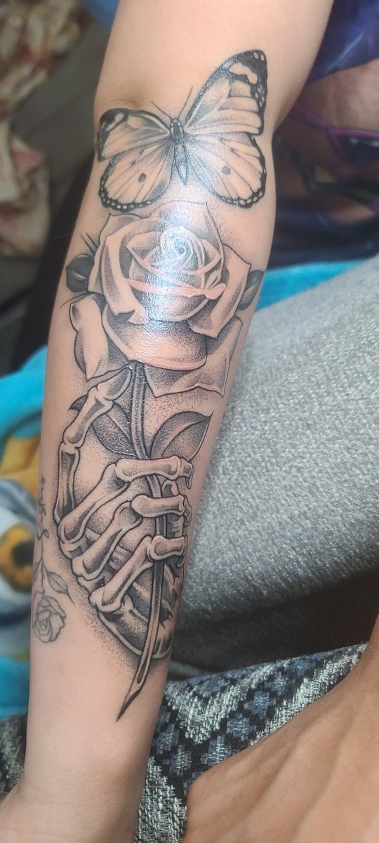 EricaJasmin0010's tweet photo. #gotblasted #firstofmany #fleshtattoo https://t.co/oCnofZ3F8t