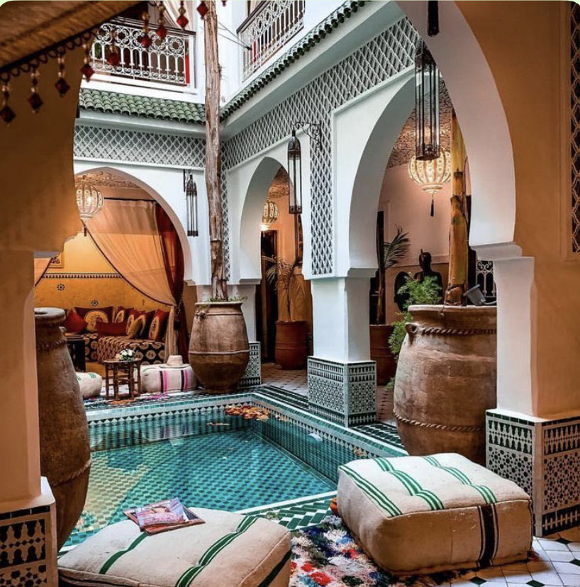 لمحات من روح #المغرب .
تاريخ مشرق وحضارة عريقة وفن مبهر وثراء تراثٍ تتوارثه الأجيال، وعبقرية مغربي ينثر سحره وإبداعه في كل أرض ومجال.
هو المغرب، مهد الرقي والإبداع.