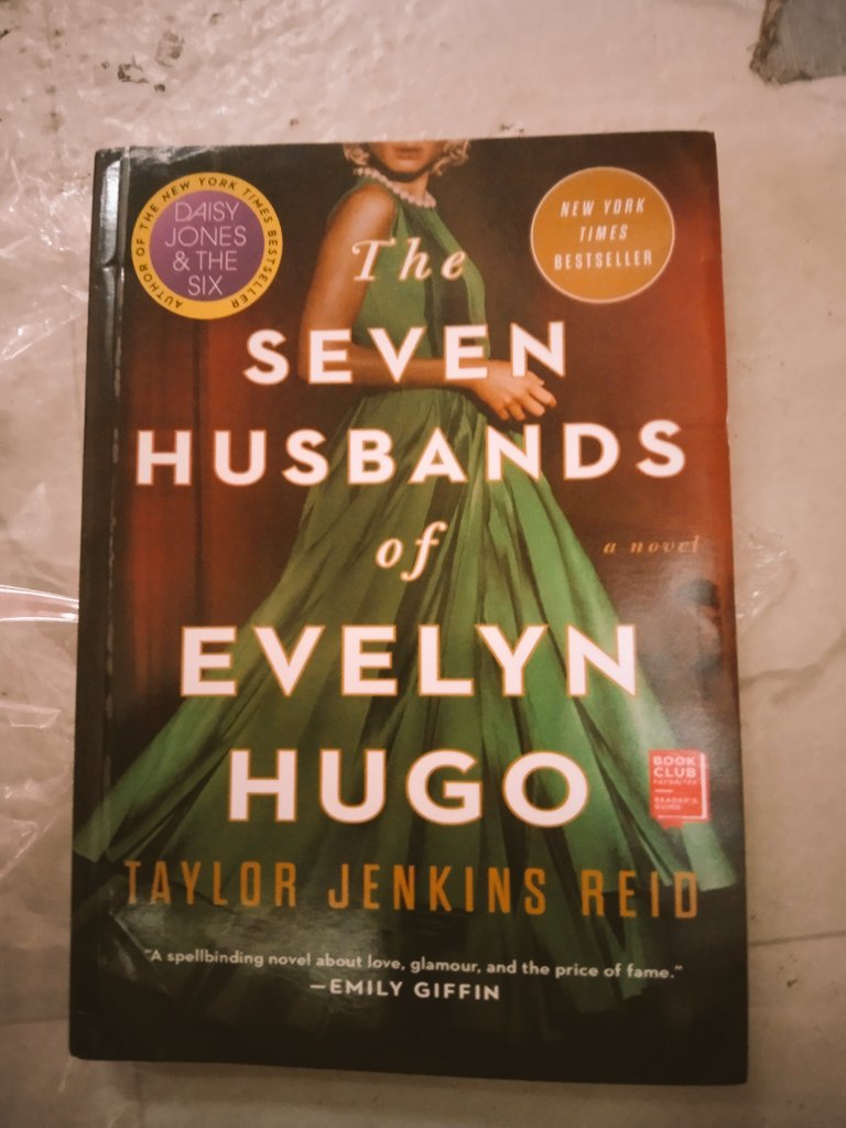 ice4sale_'s tweet image. The Seven Husbands of Evelyn Hugo 

#1stbook
#Tshoeh
#book