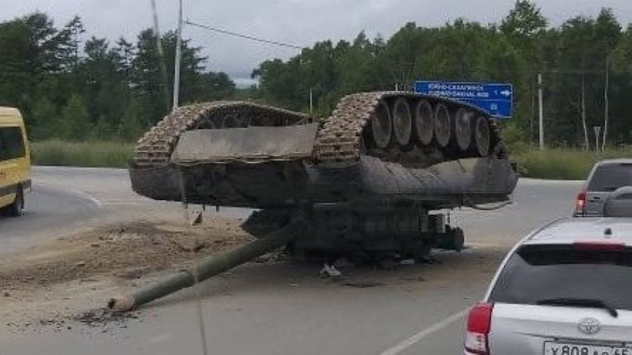 LinskiZai's tweet photo. Russia’s new propaganda. To use the tank upside down. 

#RussiaUkraineWar #Russia #Ukraine #UkraineRussiaWar https://t.co/3xOVod9JWI