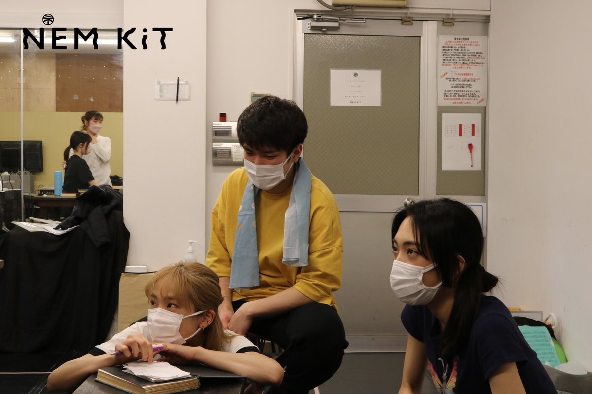 uumeuume_ko's tweet photo. 今月末に公演を控える【考える葦】の稽古場に��々お邪魔しています☺︎
キャストの熱気🔥に圧倒されながら、毎回撮影させていただいてます📸
私のアカウントでも、稽古場写真を随時UPしていきます◎
是非チェックしてください🙌🏻
#NEMKiT #考える葦 #春日希 #山本夏姫 #佐藤知恩 https://t.co/wSr20qLYnq