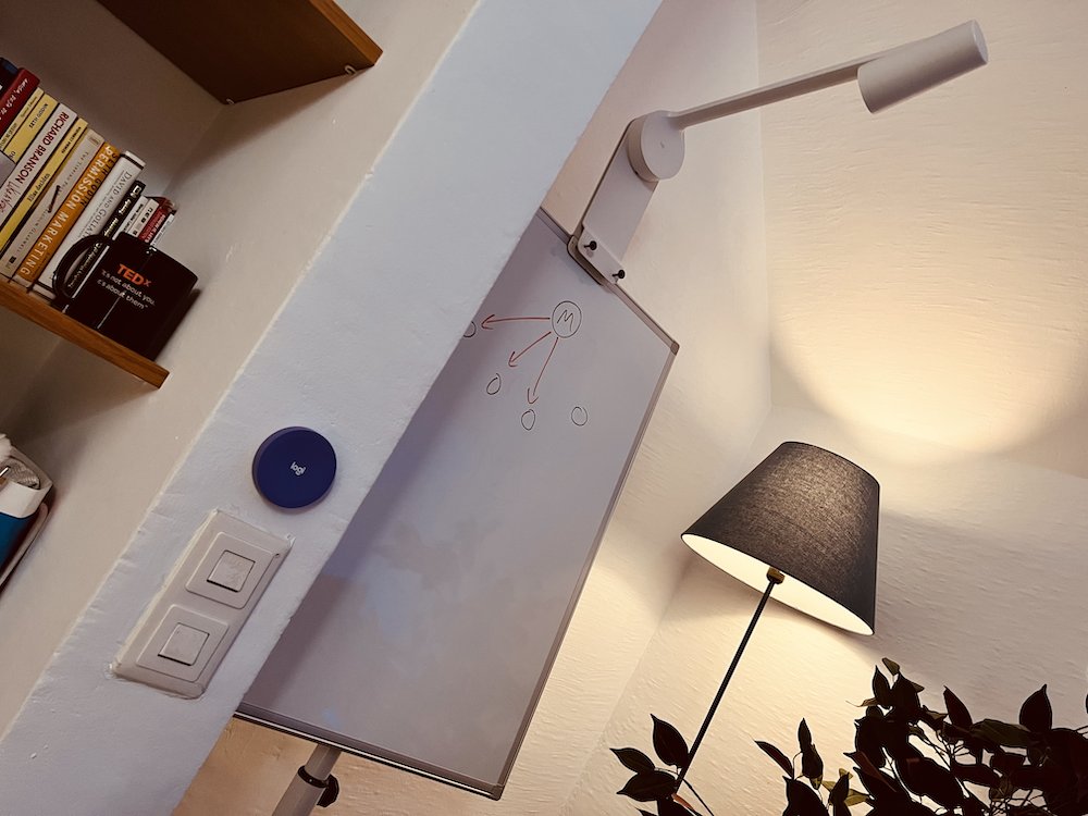 franccarreras's tweet image. Feliz con mi nueva solución para compartir pizarra por Zoom/Teams desde casa. Gracias a su #IA mi mano desaparece y los asistentes solo ven lo que escribo. Participa en el sorteo para ganar un #LogitechScribe gratis de @LogitechVC (info.logitech.com/edu-scribe-giv…) #GetEveryoneOnBoard #AD