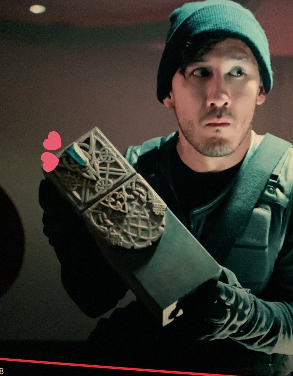 emmiplier_'s tweet photo. rewatching heist and… doesn’t that look like the same crystal we have in our palm from the warp core??? or am i just nuts on this one https://t.co/QCiAVzE4FY