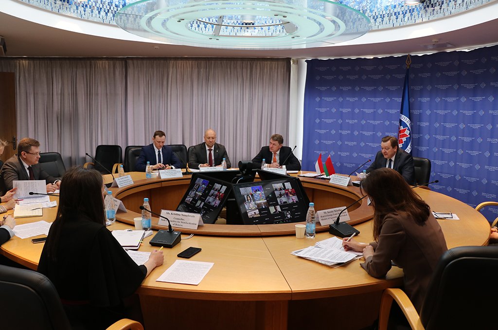 BelarusEmb_IDN's tweet photo. On March 18th,2022 the 7th Session of the Intergovernmental #Belarus-#Indonesia Joint Commission on Trade,Economic and Technical Cooperation was held virtually

18 сакавiка адбылося 7-е паседжанне #Belarus-#Indonesia камicii па гандлевым, эканамiчным i тэхнiчным супрацоўніцтве https://t.co/ToKgbI0VU9