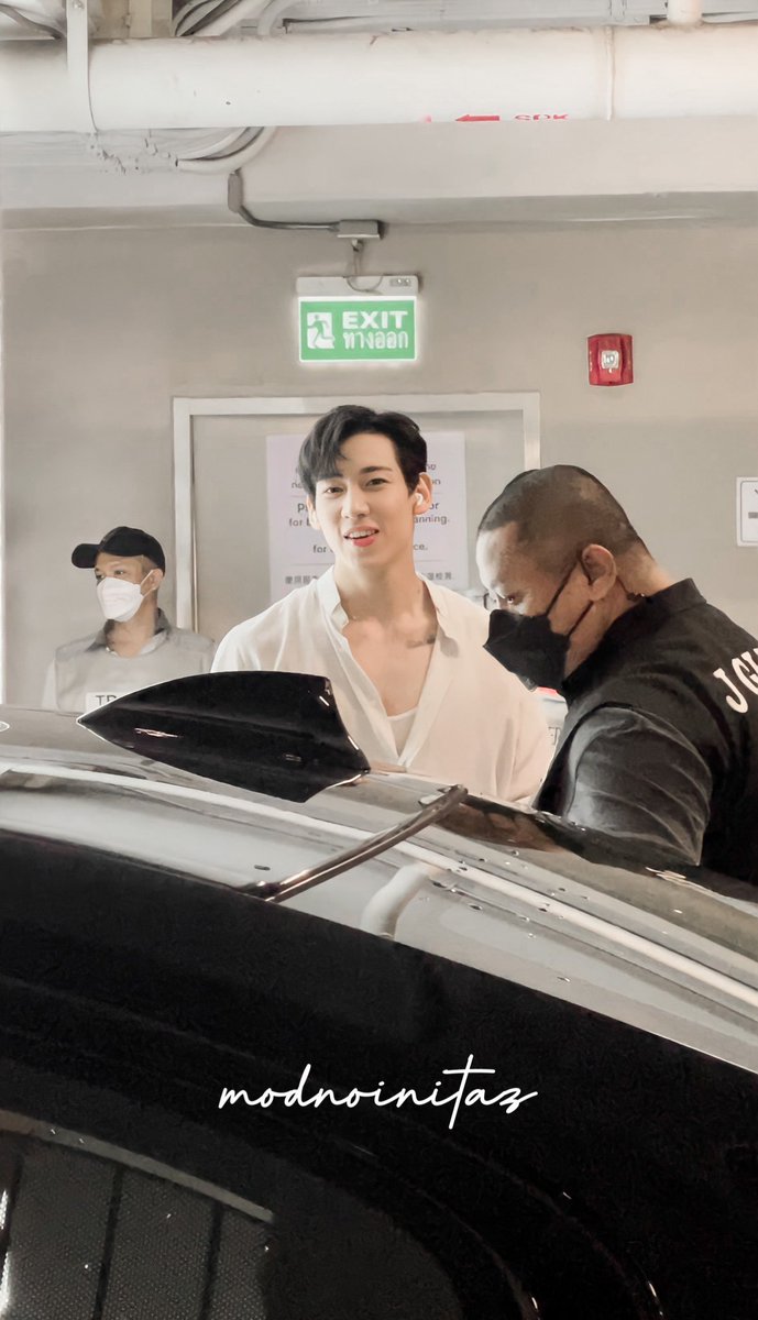 minanotabow's tweet photo. ขนาดป้ายอยู่ตรงนั้น เรายังหาทางออกจากแบมไม่เจอเลยค่ะ😂 #BamBam https://t.co/WwNYQo1X9o