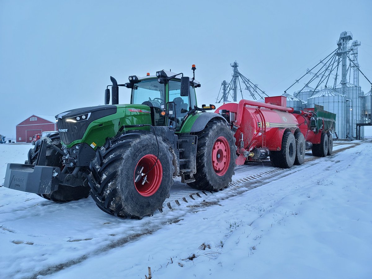 AgriBrink's tweet photo. Spring is coming believe it or not, and this tractor is now ready with our #tirepressureadjustment system to #reducecompaction for Konzelmann Farms. https://t.co/gny1f8okDT