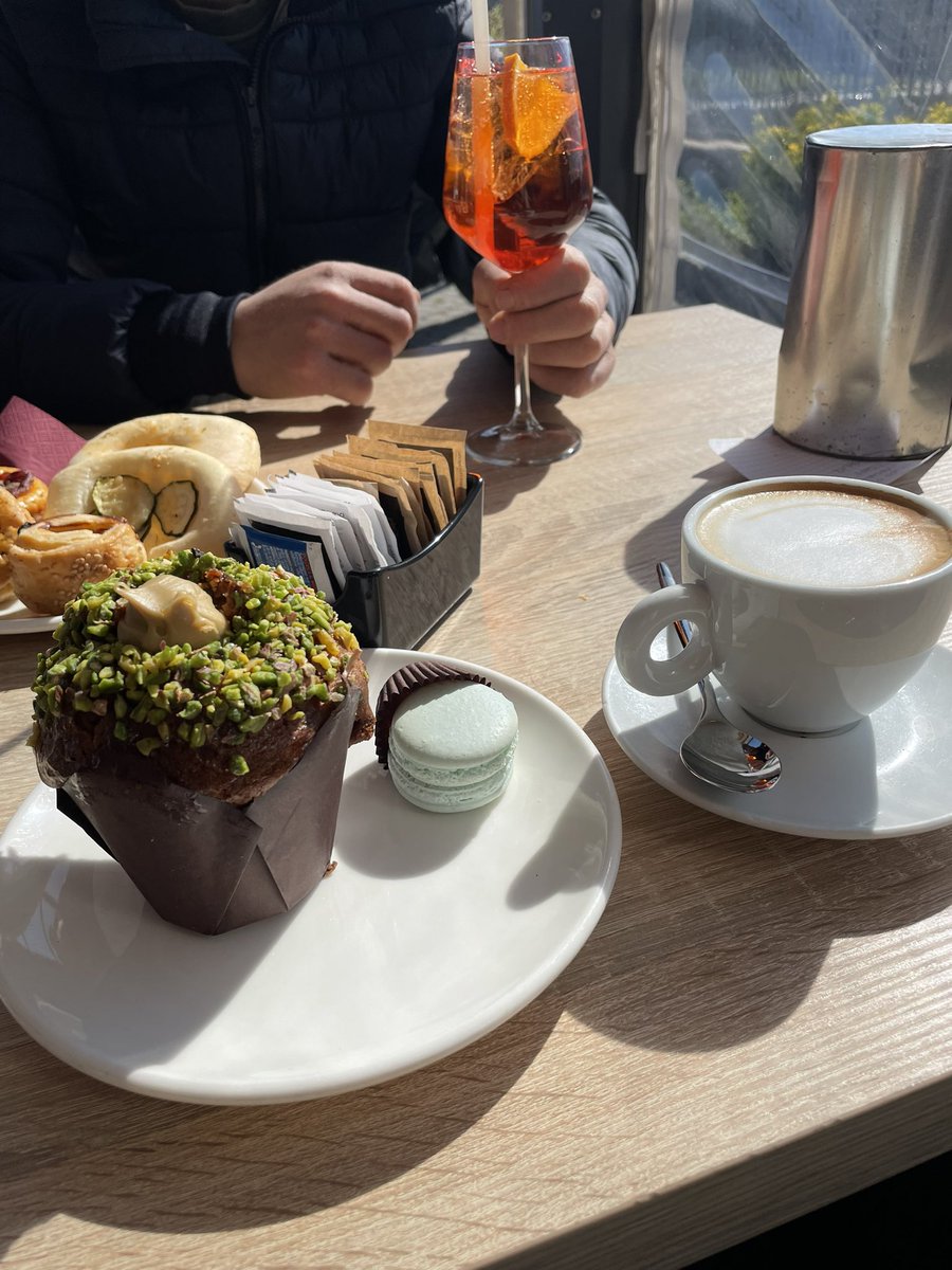 ManuelaFrigoli's tweet photo. Colazione con macaron muffin e cappuccino😍 @ComoCfp https://t.co/k0fB1sYgTJ