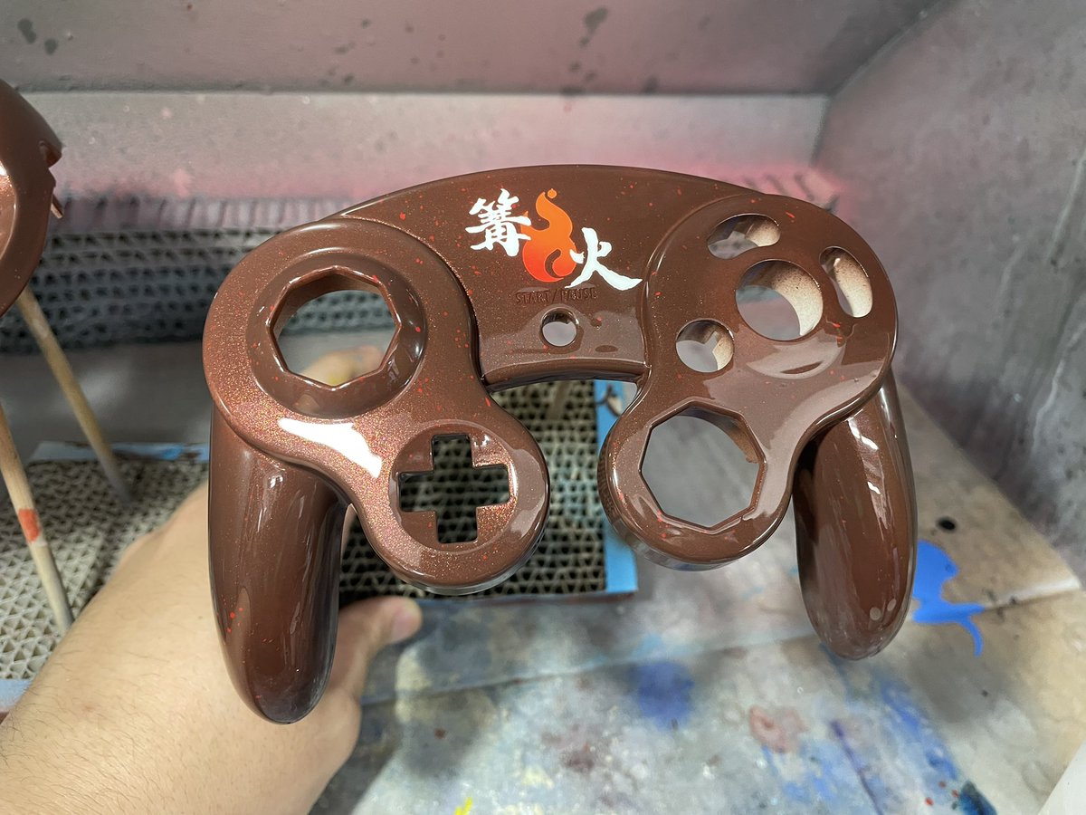 Va_customGCC's tweet photo. 篝火のコントローラーを作りました
#gcコン塗装
#customGCC
#篝火 https://t.co/a8fTxHPP1i