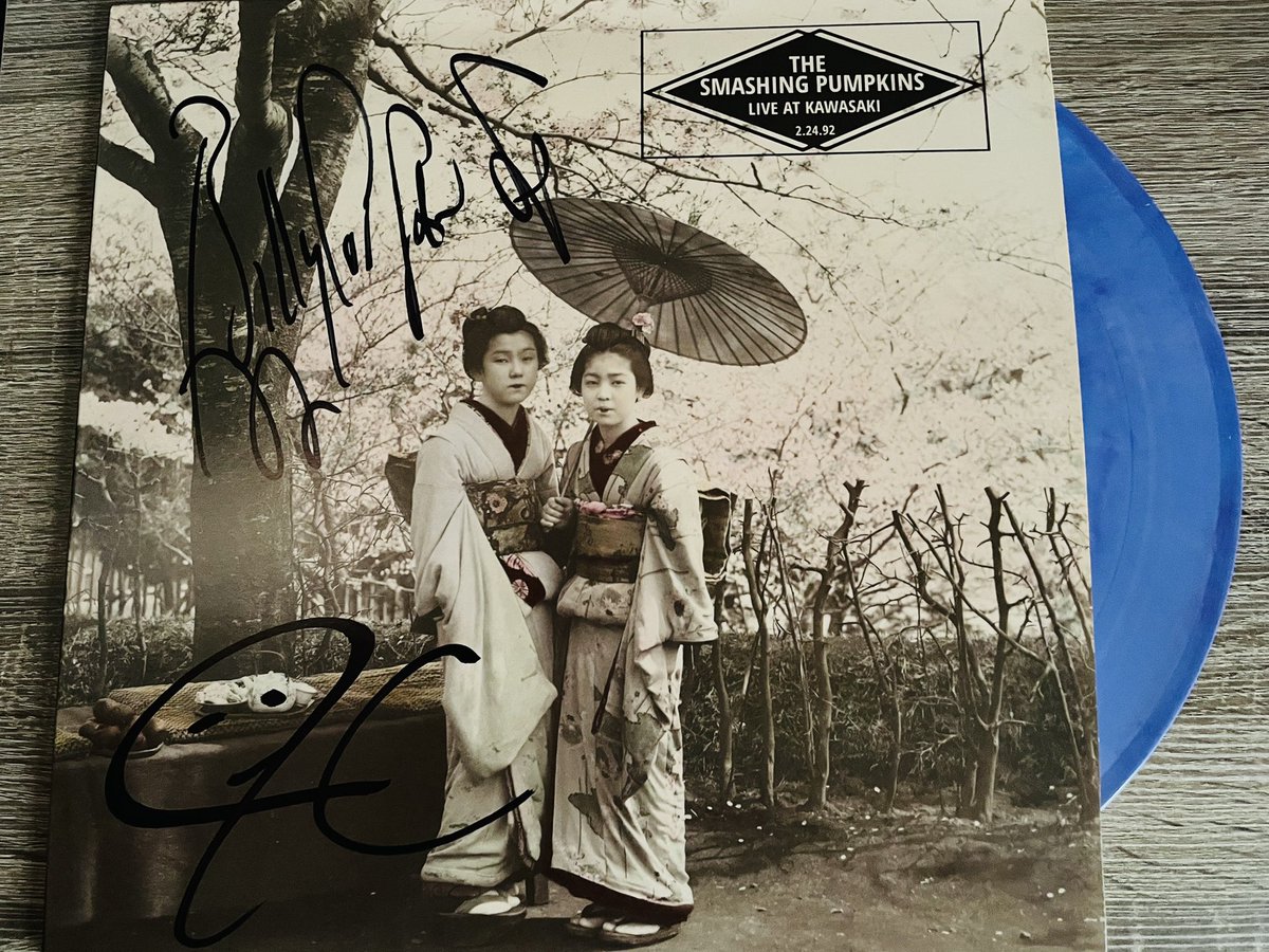 spmikey83's tweet photo. Here is my signed 'Smashing Pumpkins: Live from Kawasaki, Japan (February 24th, 1992)' vinyl record. Straight from the SP archives. 🎶✨🤘🏽🎃🎸🥁🎶 — #TheSmashingPumpkins #LiveInJapan #GishEra #SignedVinyl #MyFavoriteBand #SP4Ever #MikeysRecordCollection #April2022 https://t.co/RRAVf5dksh