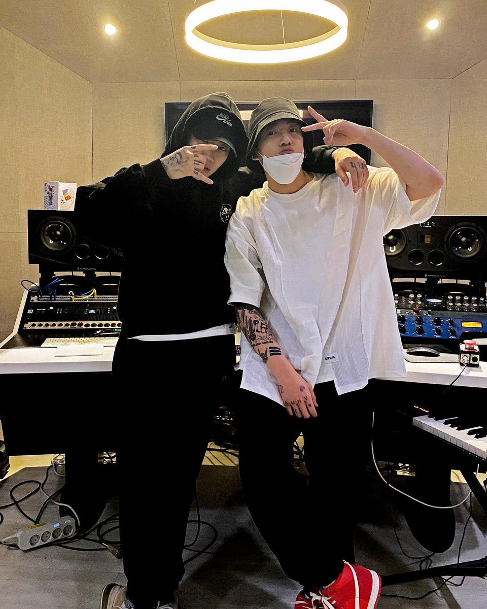 jmygmochis's tweet photo. JAY PARK COMPARTIÓ UNAS FOTOS JUNTO A JUNGKOOK, AYUDA JWKDKWKDND COMO SE RESPIRA?? https://t.co/3asaMiykHl
