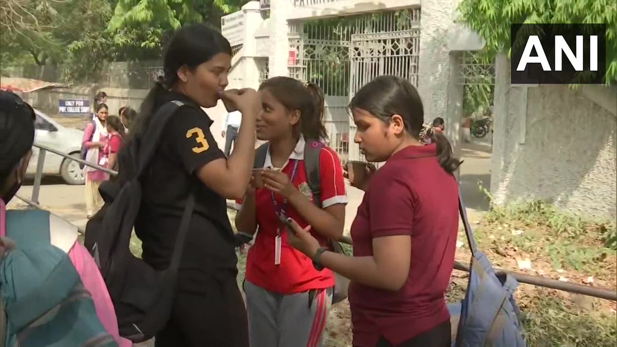 ANI's tweet photo. Bihar: Priyanka Gupta, an economics graduate sets up a tea stall near Women's College in Patna 

I did my UG in 2019 but was unable to get a job in the last 2 yrs. I took inspiration from Prafull Billore. There are many chaiwallas, why can't there be a chaiwali?, she says https://t.co/8jfgwX4vSK