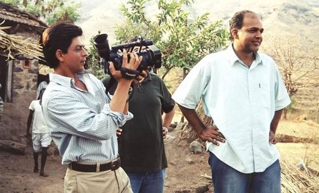 TeamSRKWarriors's tweet photo. #TuesdayThrowback to pictures from the sets of One of our most favourite movie, #Swades ❤️

#ShahRukhKhan https://t.co/3gs5YQjmmR