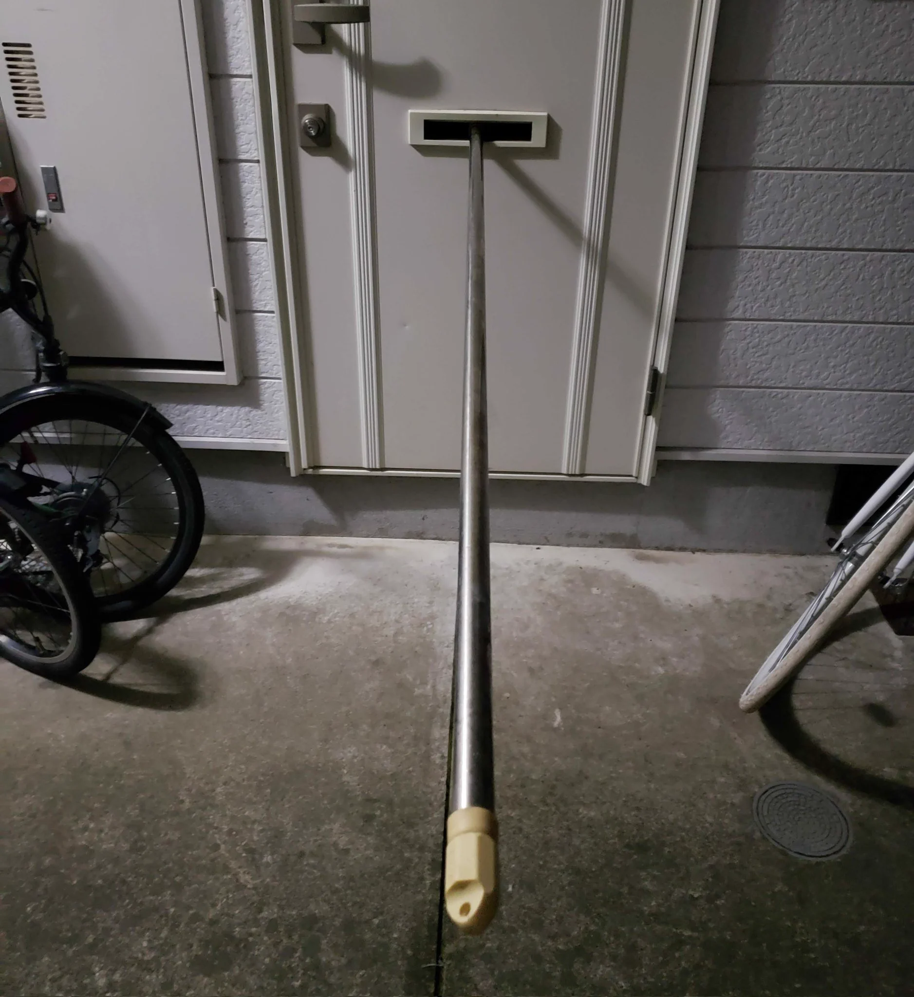 @eurolovers80 ちょっと違うけど自分もこんなことされた事あります。
引越し後で物干し竿がないと職場の先輩に相談したら余ってるからあげるよ！からの遅番帰宅後のこれ。
ビビりました😂 