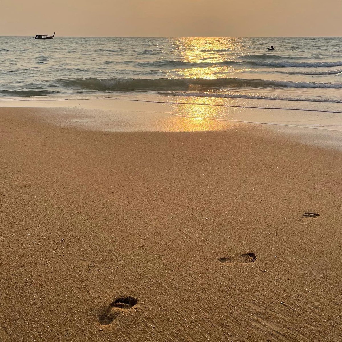 igoggogi's tweet photo. Sea o’clock #beach #khaolak #devasom #รีวิวกระบี่ #รีวิวพังงา #แคปชั่น #แคปชั่นทะเล https://t.co/krAEA9H2ir