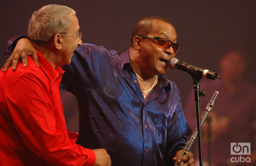 ernesto_donas's tweet photo. La cultura de #Cuba pierde a uno de sus grandes. #JoséLuisCortés, #ElTosco, no solo fue un excelente flautista, arreglista, compositor, productor musical y director de la mítica #NGLaBanda, sino fue maestro de maestros. Despedimos al hombre, no a su gran legado.
#AtacaChicho
🙌🙏 https://t.co/J9qvSUQcaZ