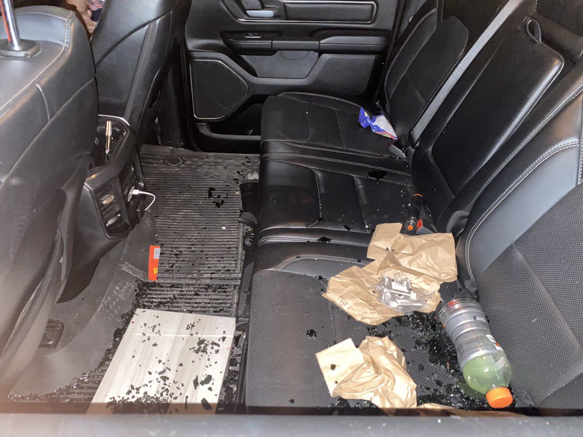 Cieloo_Jasso's tweet photo. If you are going to attend any astros games !!! PLEASE do not park here $20 for parking and came back to window shattered ‼️ https://t.co/Nlkwh6U7Ie