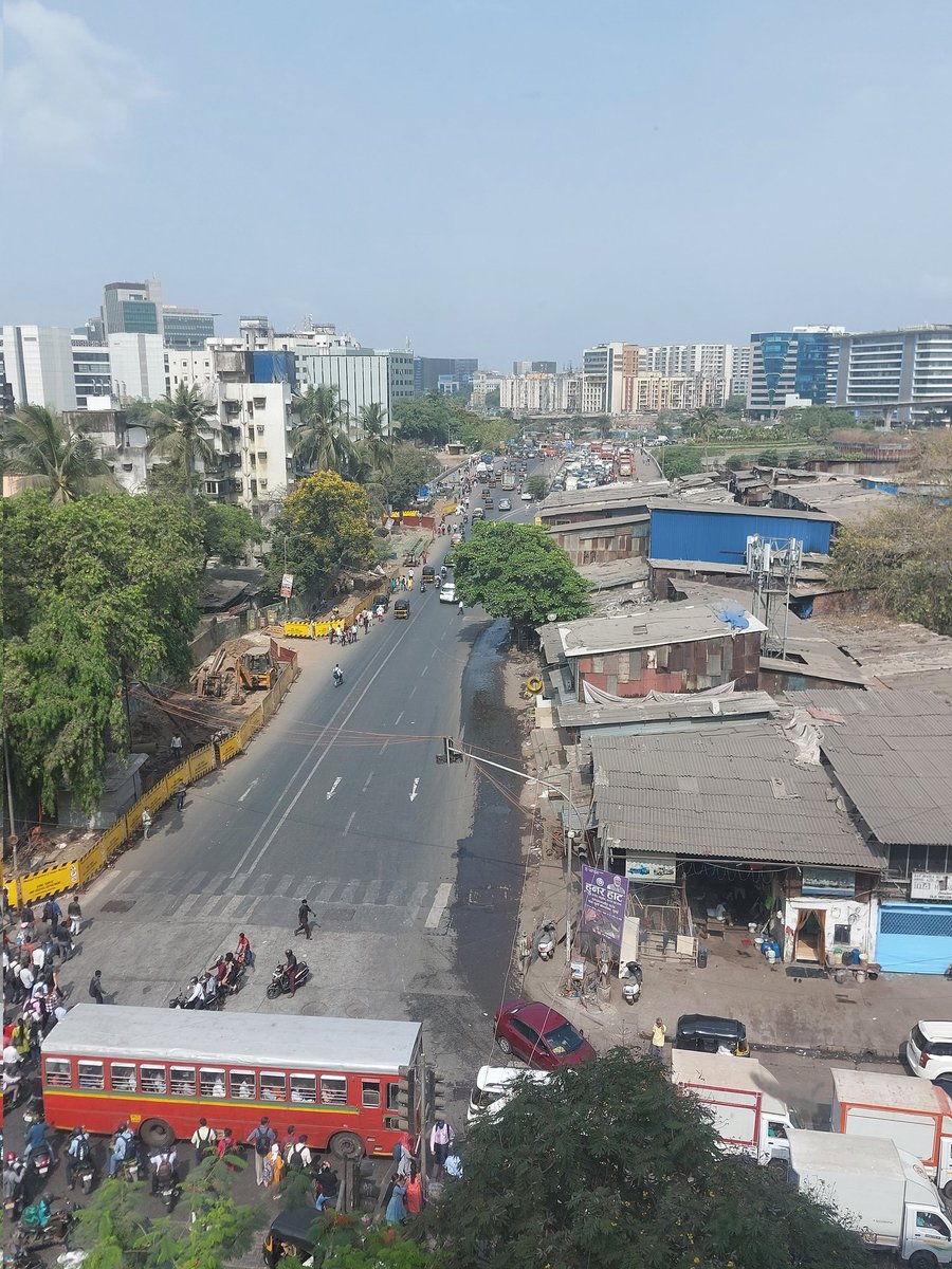 smitadeshmukh's tweet image. See how hutments take over a large part of the busiest east-west connection of Bandra-Kurla. No one has the guts to remove them. Story of decaying #Mumbai