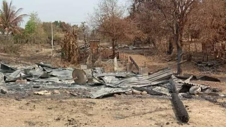 spring_2021's tweet photo. A village west of Thaphanseik Dam in Kyunhla Township, Kanbalu District, Sagaing Division was set on fire by LIB 363 and LIB 367 under military council on the morning of Apr18.

#2022Apr19Coup 
#HelpMyanmarIDPs 
#WhatsHappeningInMyanmar https://t.co/2agRabircl