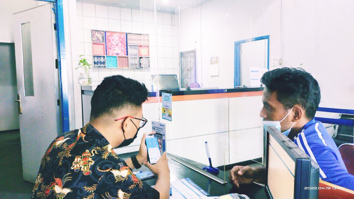 hutajulu_herjon's tweet photo. Pelayanan di jam jam kritis, tetap senyum, menjelaskan dengan tenang dan tidak terburu
#CSBRI selalu melayani dengan setulus hati #ROJAYAPURA https://t.co/8iiF5a805g