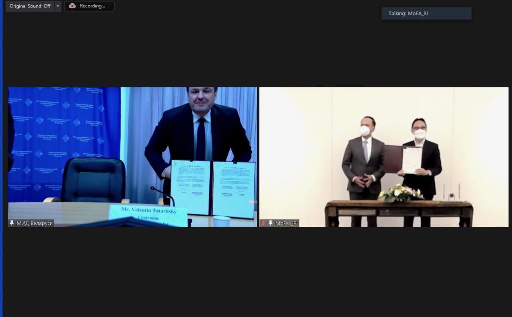 BelarusEmb_IDN's tweet photo. 18 сакавіка #Беларусь і #Інданезія падпісалі мемарандум аб узаемаразуменні па супрацоўніцтве ў галіне забеспячэння якасці халяльнай прадукцыі

March 18th #Indonesia and #Belarus signed G2G Agreement in the Quality Assurance of Halal Products Cooperation https://t.co/FobxQy8TOz