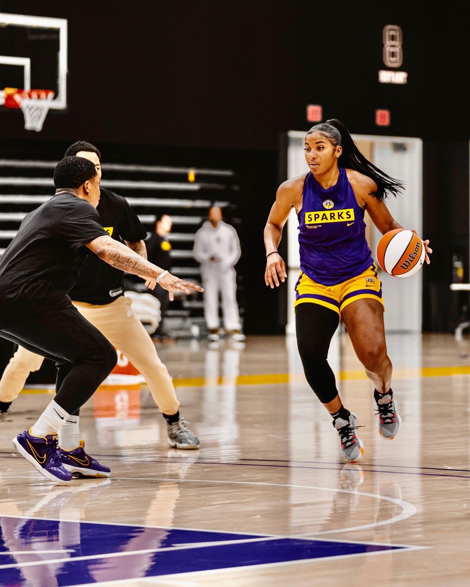 TeaCooper2's tweet photo. YEAR 3 I’m feeling like baby got sumn to prove 💜💛🤬 https://t.co/CfhqpyJiJs