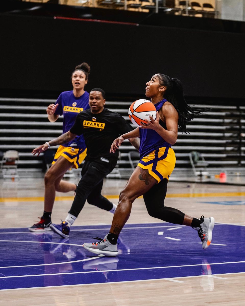 TeaCooper2's tweet photo. YEAR 3 I’m feeling like baby got sumn to prove 💜💛🤬 https://t.co/CfhqpyJiJs