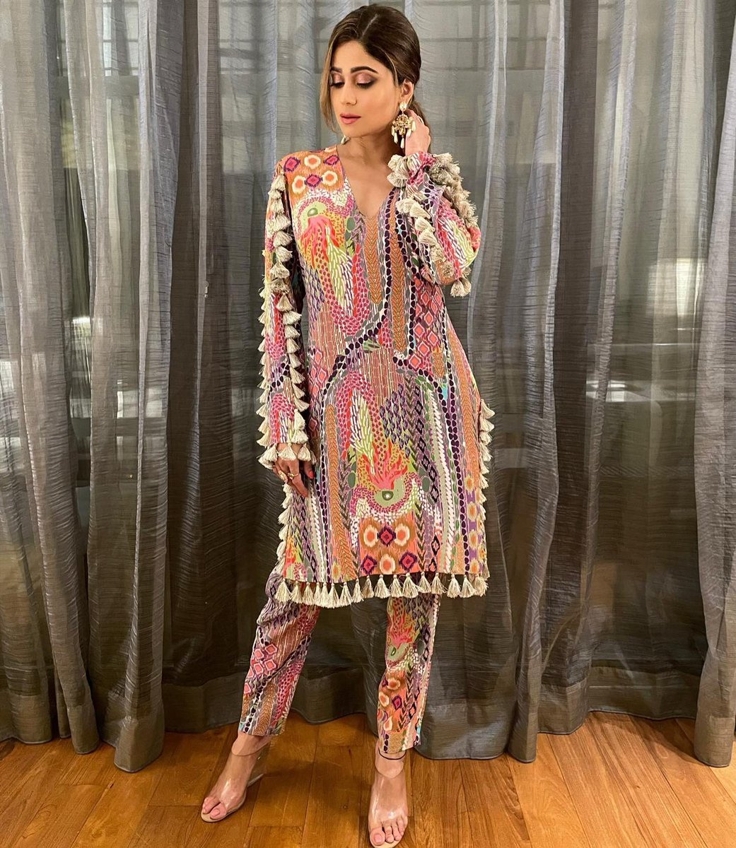 ShamitaShetty's tweet photo. Everything you do is a signature, sign it with style 🥰💖💃🏻
.
.
@payalsinghal @azotiique
@bethetribe
.
.
.
#eventdairies #aboutlastnight #ootn #glam https://t.co/9OUgI3l3Ml