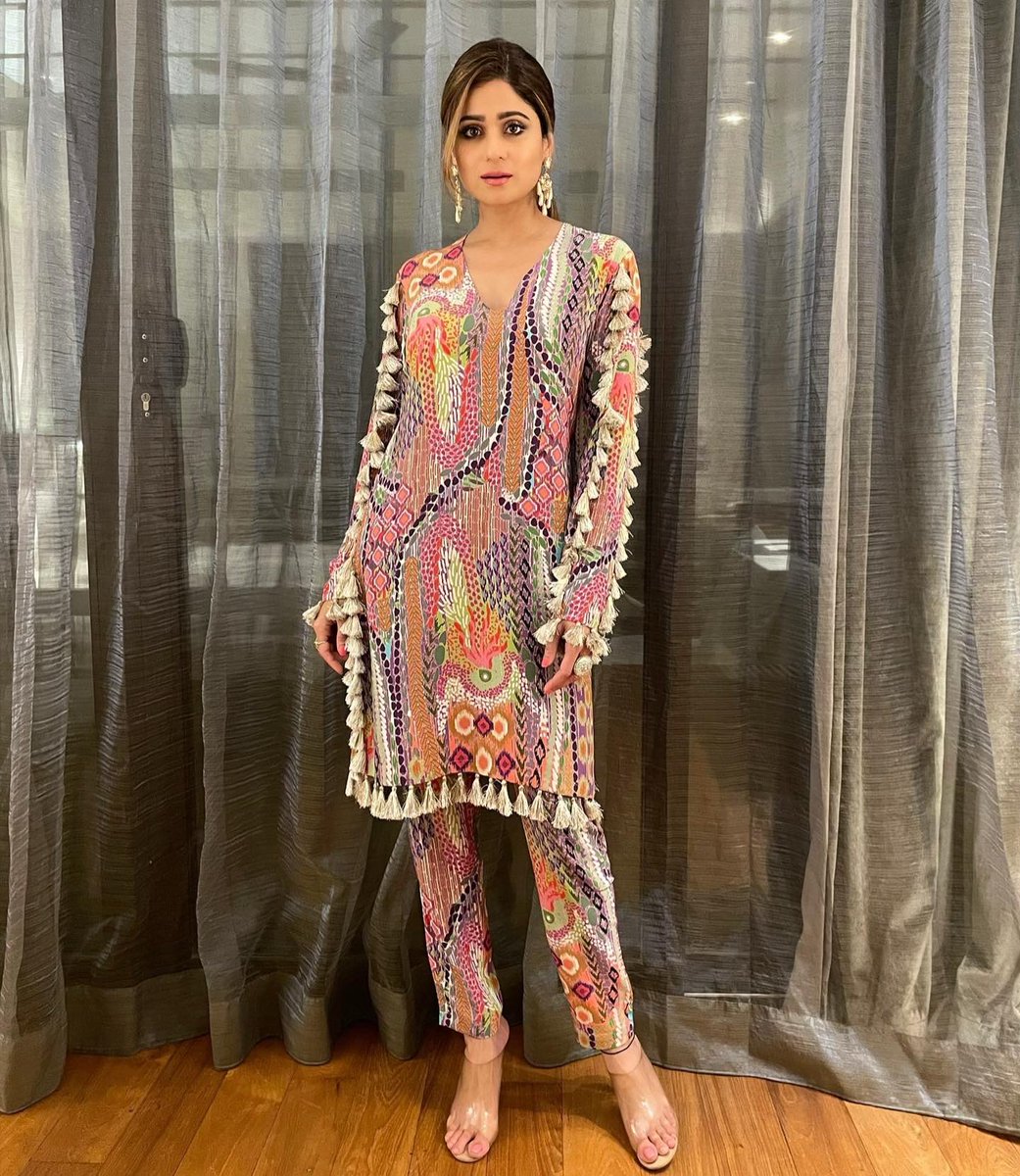 ShamitaShetty's tweet photo. Everything you do is a signature, sign it with style 🥰💖💃🏻
.
.
@payalsinghal @azotiique
@bethetribe
.
.
.
#eventdairies #aboutlastnight #ootn #glam https://t.co/9OUgI3l3Ml