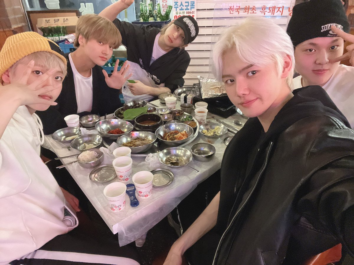 wseoktty's tweet photo. entienden que una de las últimas veces que los vimos juntos fue cuando estaban en x1 y hangyul llevaba a la maknae line a ver frozen y ahora después de años tenemos ESTO de hangyul, dohyon, minhee, hyeongjun y junho comiendo juntos cuando pudieron reunirse, a llorar 😭 https://t.co/L4EvbbETEB