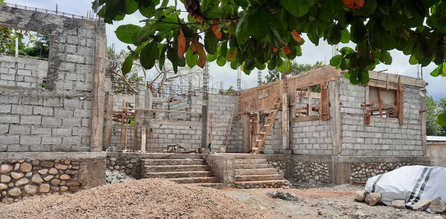 HaitiESPWA's tweet photo. Coming along… moving along…nap vanse…

#Haiti #reconstruction #PostEarthquake #WithCommunitiesForCommunities 

@MedGlobalOrg @IAFgrassroots https://t.co/e8HradmIEy
