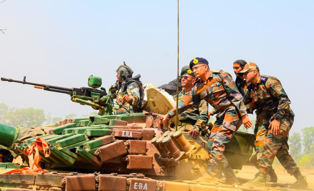 westerncomd_IA's tweet image. Lt Gen Pratik Sharma, GOC #KhargaCorps witnessed #CombatEngineering training and synergy between all arms being carried out by #KhargaSappers. He lauded them for innovativeness and maintaining high standards of training.
#IndianArmy
#KhargaCorps
#CombatEngineers
@adgpi