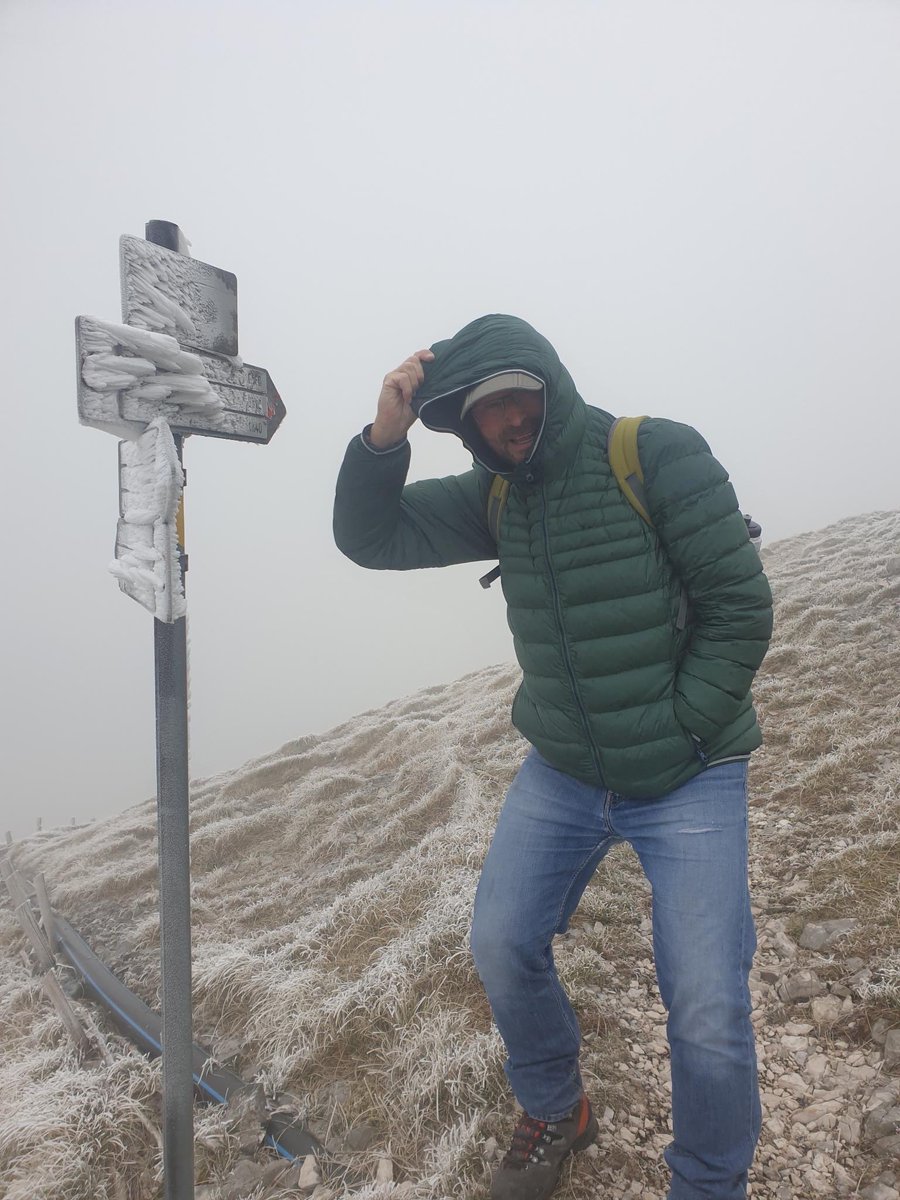 BlachutKlaus's tweet photo. Kleines Winterintermezzo im #Frühling, Ostersonntag auf dem Weg zum #Monte #Cucco. Der extreme Wind hat den Raureif zu bizarren Nadeln geformt, die nun bei jeder Sturmböe durch die Luft fliegen. Ungemütlich. https://t.co/87boviyzgq