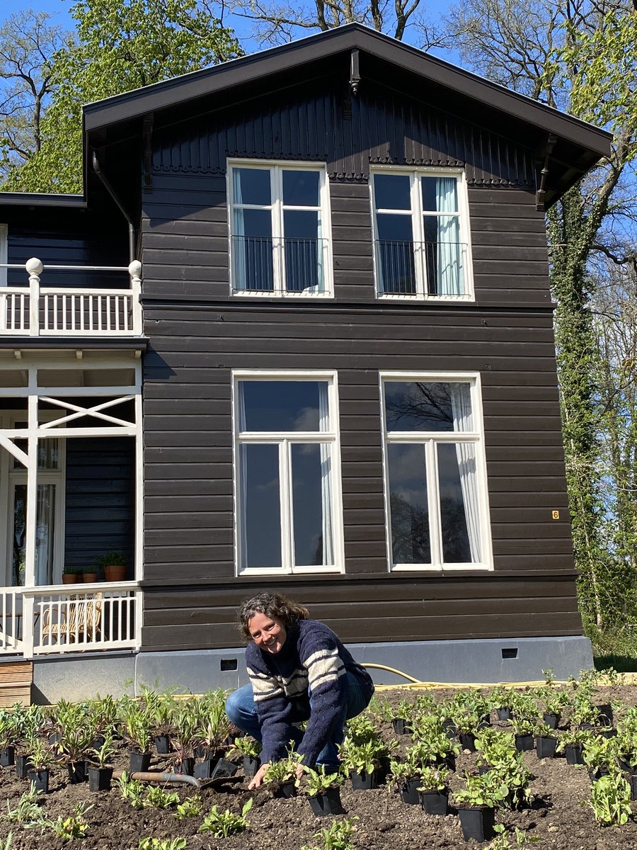 Ervenplatform's tweet photo. De tuin voor het sfeervolle houten huis op landgoed #’t Schol aan de Wilpsedijk bloeit weer! Samen met @IJssellandschap maakte ik vanuit @HetOversticht het borderontwerp. Gerrit en alle vrijwilligers, dank voor dit moois. Heerlijk om mee te planten! https://t.co/MyVjurZ4IC