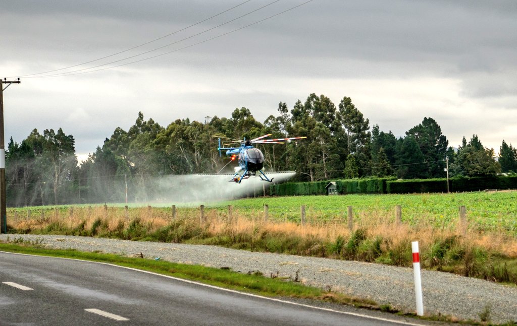 geoffreidnz's tweet photo. Is it ok to boom spray pesticides from a helicopter this close to a public road?
This is how the dirty #MudFarmers &amp; nitrate farmers of Southland tend to their mono crops.
Come winter with normal rainfall &amp; too many animals, these mono crops will be turned into misery &amp; mud. https://t.co/8TXyN7UidB