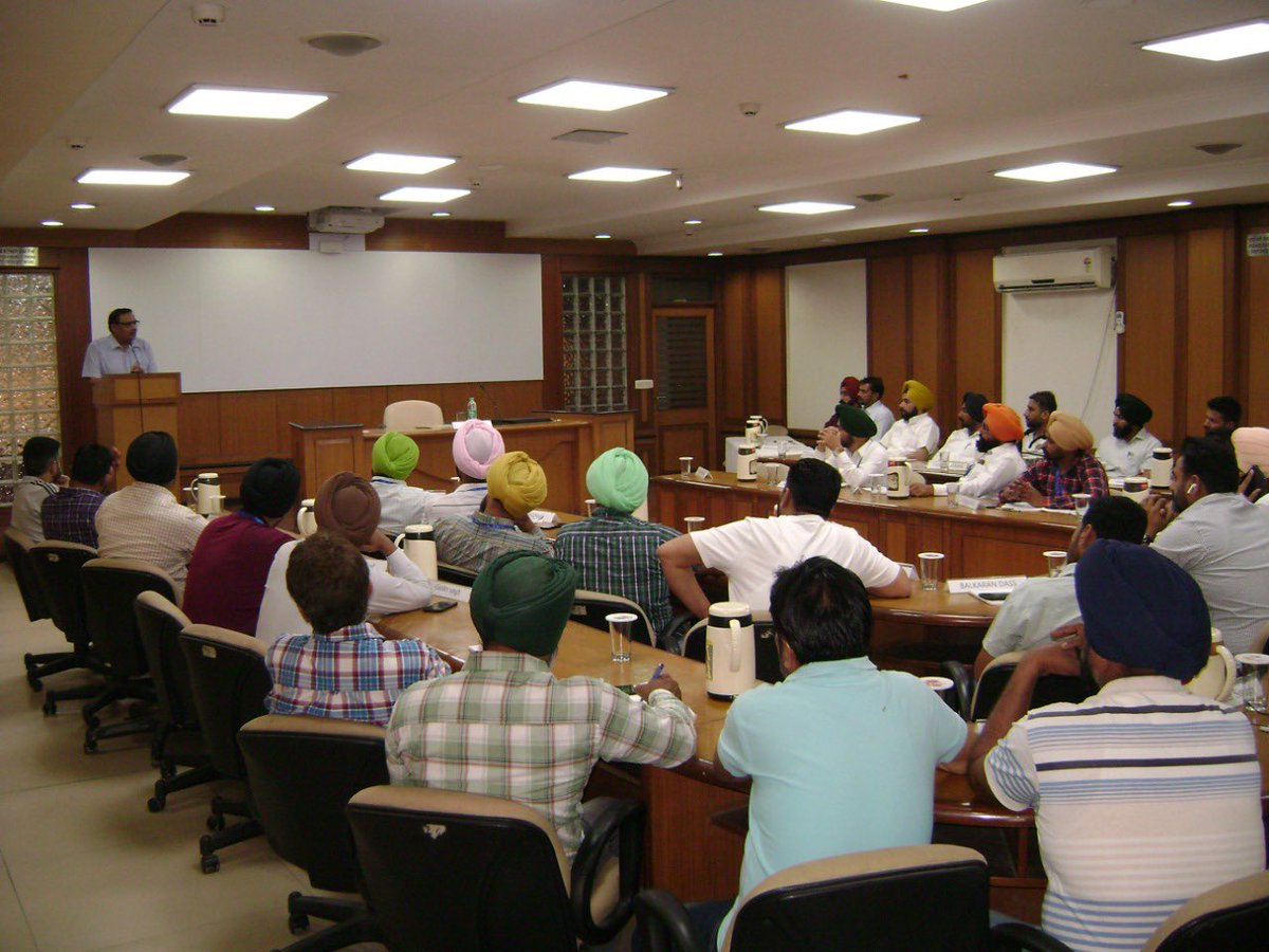 IFFCO_FMDI's tweet photo. #FMDI में इफको के अधिकारी कुछ इस तरह किसान भाइयो को ट्रेनिंग देते है. उसने बात करते है उनकी परेशानियों का सुझाव देते है और उनकी जानकारी बढ़ाते है. किसान भाइयो को इफको के उत्पाद #Nano यूरिया की जानकारी भी दी जाती है #Punjab #Iffco https://t.co/9b4HtYJUht
