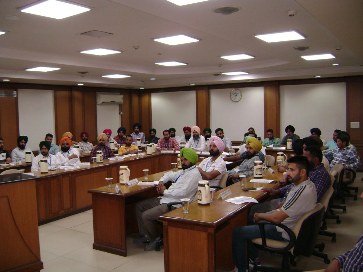 IFFCO_FMDI's tweet photo. #FMDI में इफको के अधिकारी कुछ इस तरह किसान भाइयो को ट्रेनिंग देते है. उसने बात करते है उनकी परेशानियों का सुझाव देते है और उनकी जानकारी बढ़ाते है. किसान भाइयो को इफको के उत्पाद #Nano यूरिया की जानकारी भी दी जाती है #Punjab #Iffco https://t.co/9b4HtYJUht