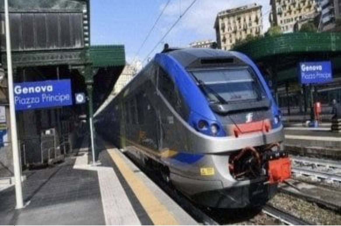 Rosa_dEss's tweet photo. Un gruppo di 27 ragazzi disabili è stato costretto a scendere dal treno (Genova Milano): i loro posti, nonostante fossero prenotati, erano stati occupati da altri passeggeri.

La #polfer,
intervenuta, non è stata capace a farli scendere😡

#BuongiornoATutti 
#trenitalia https://t.co/sjc0mlfLKs