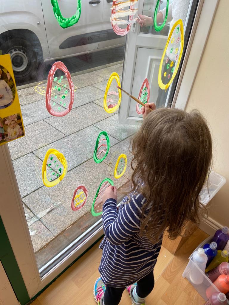daisychaindub's tweet image. 𝐄𝐝𝐞𝐧 𝐂𝐞𝐧𝐭𝐫𝐞, 𝐑𝐚𝐭𝐡𝐟𝐚𝐫𝐧𝐡𝐚𝐦: The Montessori children were hands-on decorating our Easter window for last weekend #easter2022 #easterwindow #daisychaincare #easterdecor #childcaredublin #rathfarnham