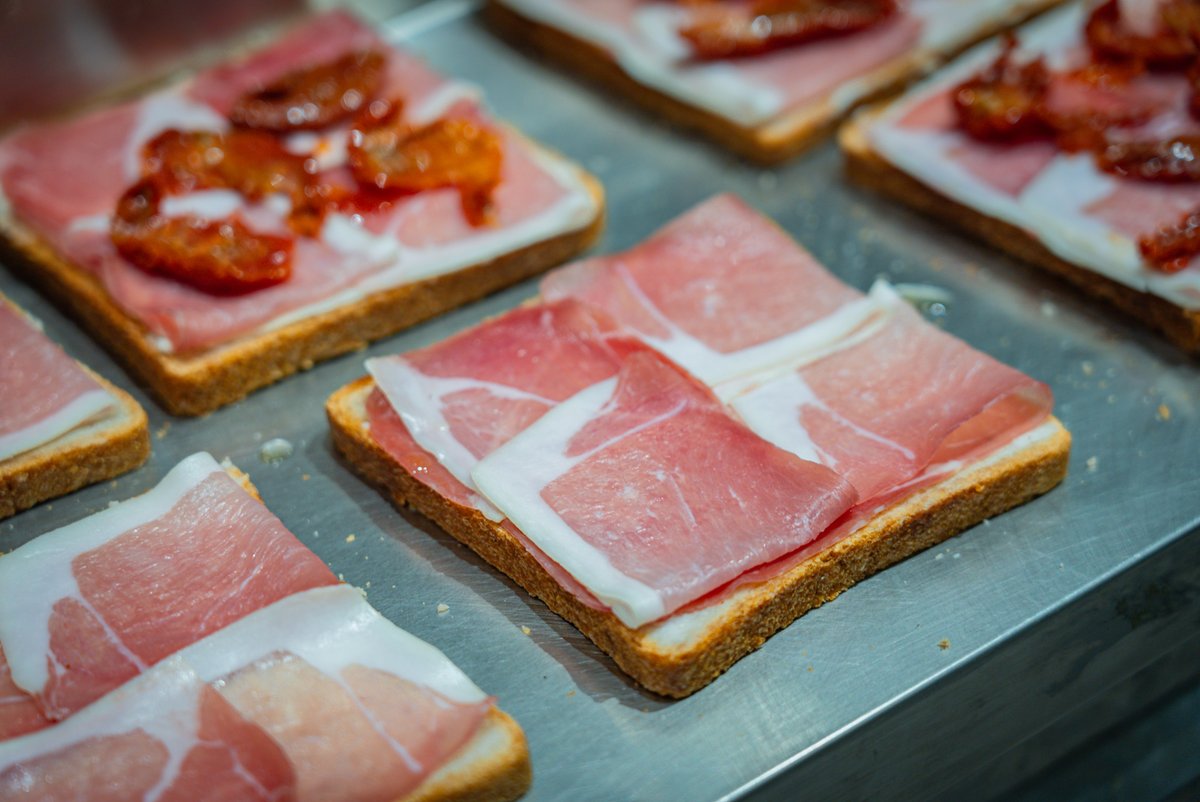 croquorico's tweet photo. À l’occasion de la journée mondiale du Croque Monsieur #CroqueLoverDay nous lançons une nouvelle recette : 𝗠𝗮𝗿𝗶𝗼𝗻, 𝗹𝗮 𝗡𝗶𝗰̧𝗼𝗶𝘀𝗲
Un croque monsieur qui porte le nom d’une femme ^^
#Jambon Cru, Tomates séchées, Chèvre frais, emmental !
😍🤩 au #croquorico @LesTDP https://t.co/DqzyE8Ot3C