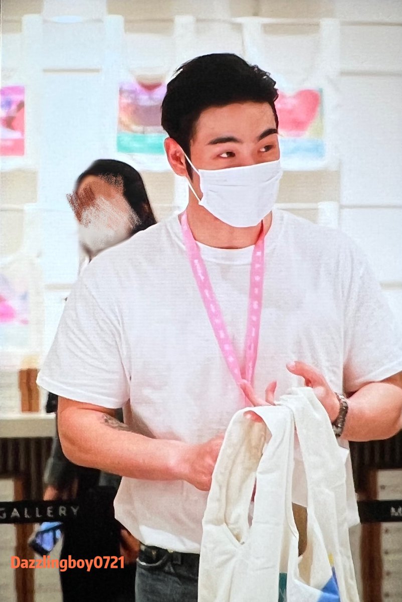 DazzlingBoy0721's tweet photo. 220419 디스패치 
오늘기분이좋은가봐^^
#백호 #강동호 https://t.co/tDISI2vyCI
