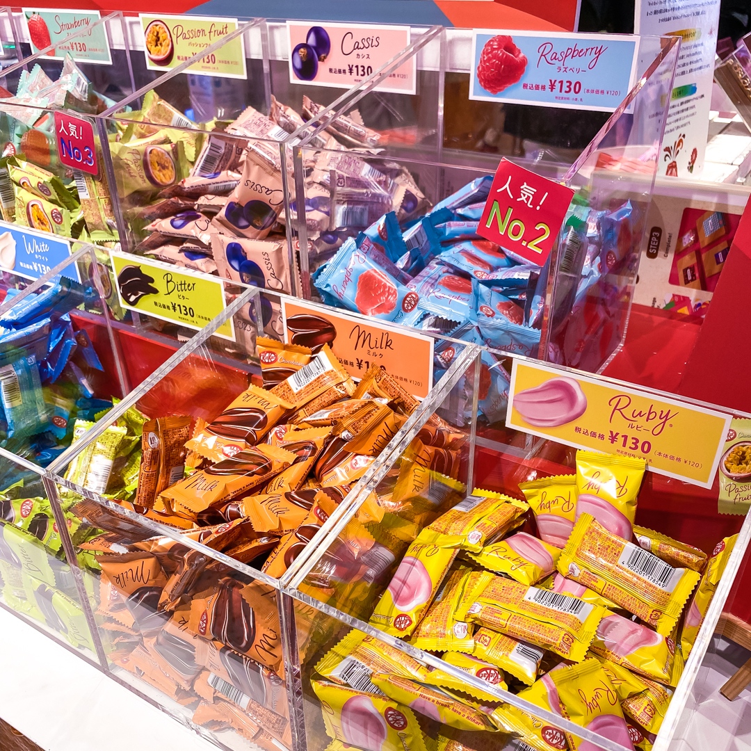 JapanCandyBox's tweet photo. 🍫 Which ones should we add to cart? 😂 📍 KitKat Chocolatory in Shibuya
#kitkatchocolatory #kitkatshibuya #kitkatjapan #japanesesnacks #japanesecandy https://t.co/G1kfWjKK0e