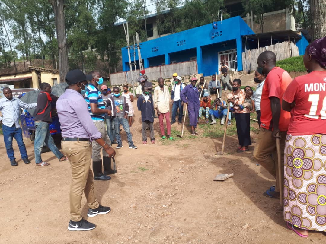 CYEZA_Sect's tweet photo. Hirya no hino mu Murenge wa Cyeza,igitondo cy'isuku kiba buri wa kabiri w'icyumweru twakigize umuco mu tugari twose uko ari 6 tugize uyu murenge.
 Hakaba hanatangirwa ubutumwa butadukanye bugamije gukangurira abaturage gahunda za leta zigamije iterambere ry'umuturage
@Muhangadis https://t.co/sF2STVXJl8