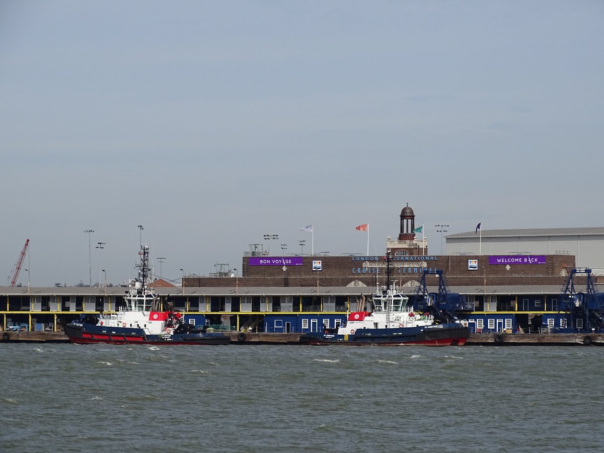 richgroves77's tweet photo. Here we have @BoludaTowage Tugs #RTPeter &amp; #RTAmbition seen here side by side at the #LondonInternationalCruiseTerminal in #Tilbury.
Photo taken from #Gravesend. @FraserG32883664 #ShipsInPics @TugboatsUK @visit_gravesend https://t.co/ZjHEEmLNw3