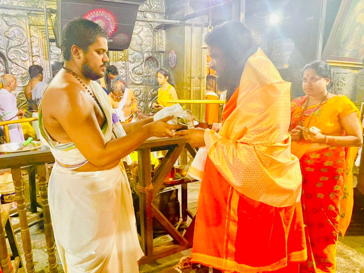 tapobhoomigoa's tweet image. पद्मश्री पुरस्कार विभूषित श्री दत्त पद्मनाभ पीठ, पीठाधीश्वर  पूज्य सद्गुरु ब्रह्मेशानंद आचार्य स्वामीजीं का अध्यात्मिक क्षेत्र में &apos;पद्मश्री पुरस्कार २०२२&apos; प्राप्त होने पर गोकर्ण संस्थान द्वारा विशेष सन्मान।

#sadgurubrahmeshanand #sadgurugoa #sadgurudev #padmashri2022 #goa