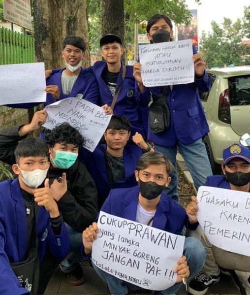QUO VADIS GERAKAN MAHASISWA
<<<<<<<

Aksi demo mahasiswa 411 berakhir rusuh &amp; membawa korban. Sebagian masy mengutuk, sebagian lain menganggap sukses krn jatuh korban.

Rencananya aksi akan diulang pd 214, dg tuntutan yg kurleb sama : TOLAK PERPANJANG MASA JABATAN &amp; TUNDA PEMILU