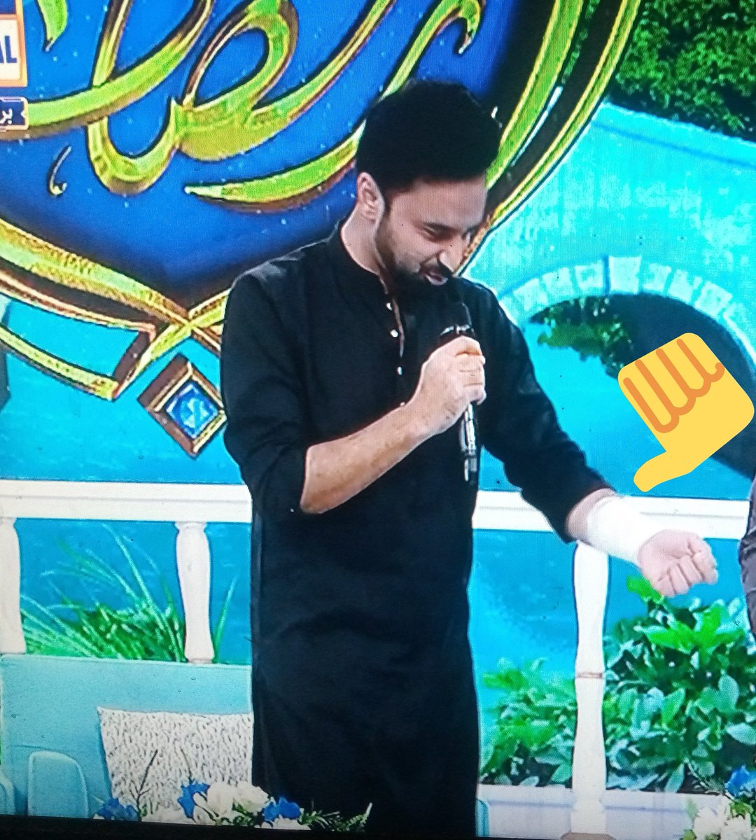 Pic 1 : Shan e Ramzan 2021 , jab dekhy bghair chal rahy thy & paon pe darwaza lag gaya tha Pic 2 : Shan e Ramzan 2022 , Knife sey hath cut gaya @WaseemBadami har cheez ki itni care karty hein but Why Soooo careless about Ur own Health ?? 😡😭😭 Bss hum duaein e kr sakty hein