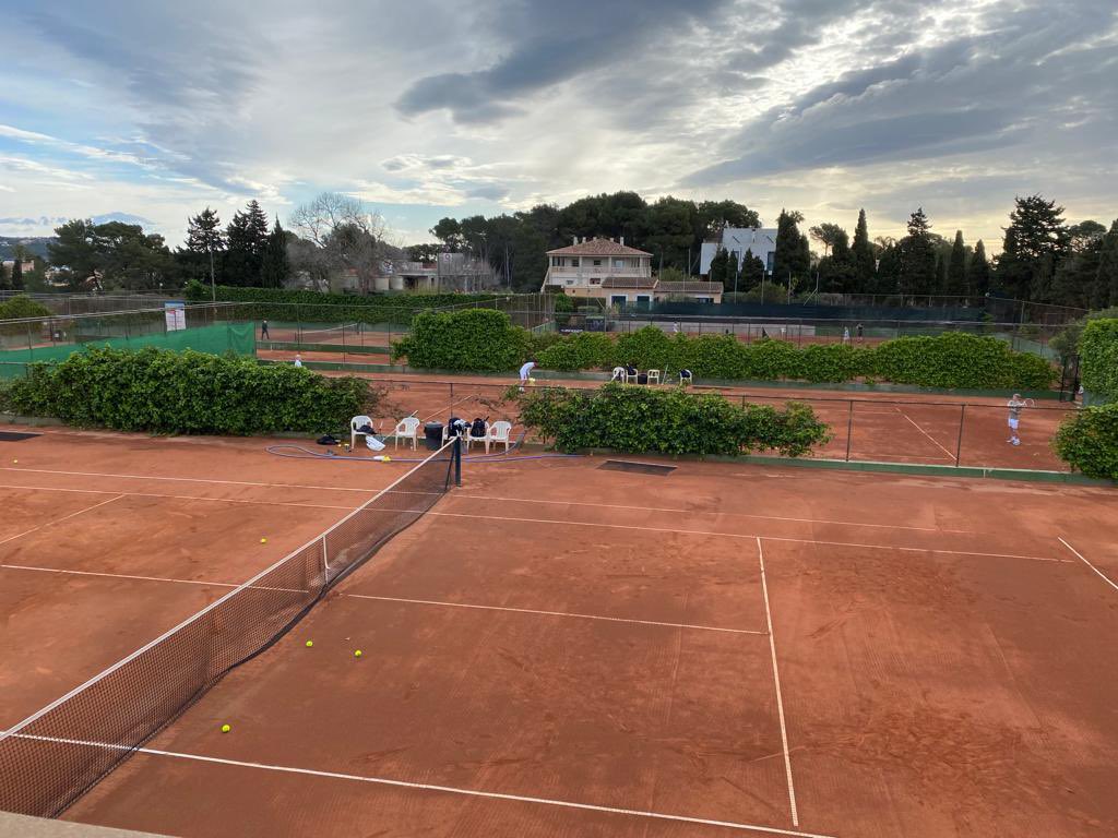 Talking_Bridges's tweet photo. Ostern nutzten wir dieses Jahr für Sporturlaub auf Mallorca. Tennis und menschliches Miteinander standen dabei im Fokus, eine tolle Kombination. Ich habe die Zeit genutzt, um neue Verbindungen aufzubauen und aufzutanken. Talking Bridges startet mit frischem Wind in die Woche 💪🏼💫 https://t.co/n3UIUsOfyA