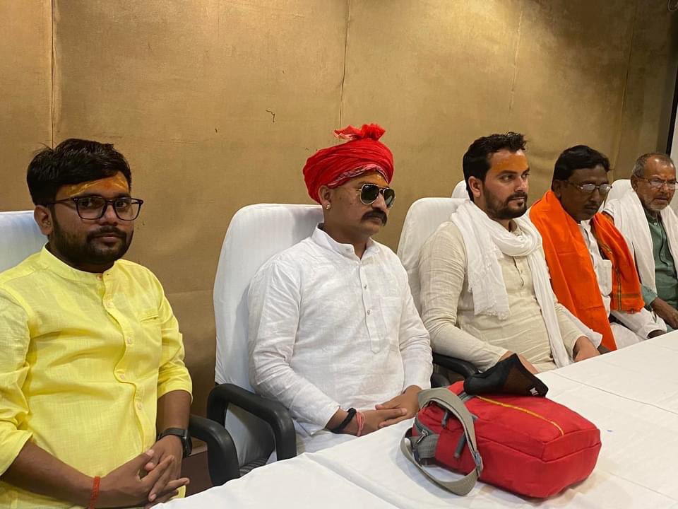 AkashKhatikBJP's tweet photo. भाजपा के शीर्ष नेतृत्व एवं @BJPSCMorcha काशी क्षेत्र के अध्यक्ष मा. @ajitrawatbjp जी के निर्देशानुसर वाराणसी में कार्यसमिति सदस्य श्री सोनू सोनकर व कार्यकर्ताओं के साथ #माइक्रो_डोनेशन_अभियान में गति बढ़ाने हेतु विमर्श किया।
हम सब कार्यकर्ता प्रति मण्डल 1500 का लक्ष्य पूरा करेंगे। https://t.co/w1TU9wsttE