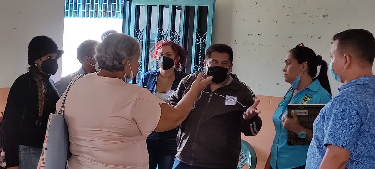 apontejesus's tweet photo. Atendiendo al llamado de nuestro Gobernador Freddy Bernal, el equipo
encabezado por el Lcdo. Carlos Yunior Clavijo Martinez, Director de Educaciòn del Estado, se realizó abordaje a U.E.E San Isidro del
Municipio Panamericano  con la finalidad de fortalecer el clima de trabajo https://t.co/fQEXC7GWVF